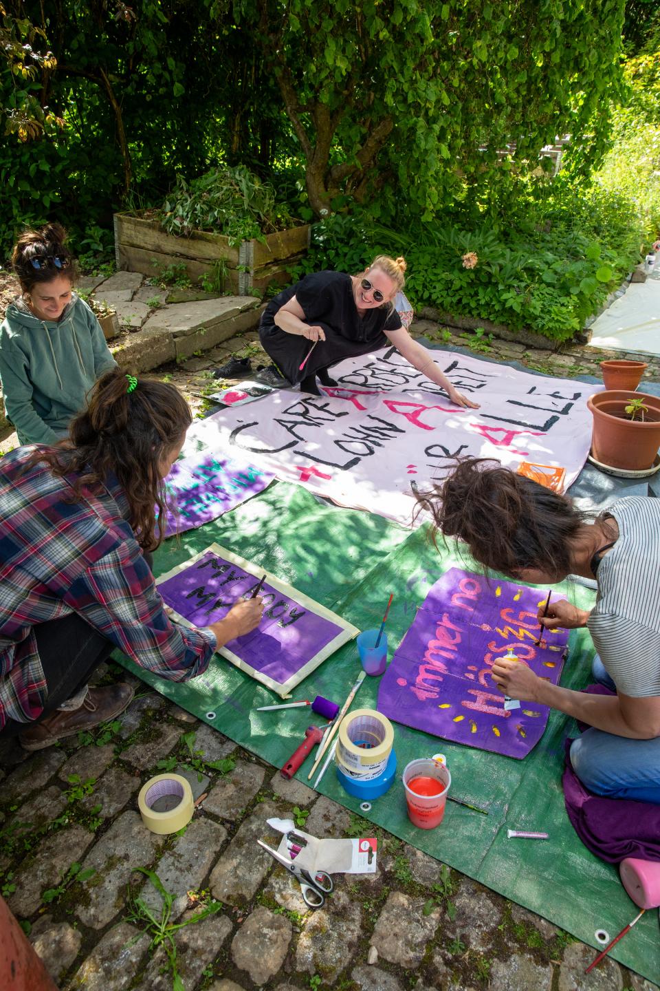 Frauen bemalen Plakate mit Parolen für den 14. Juni in Langnau