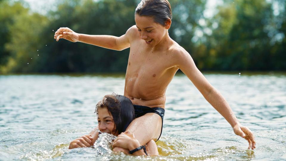 Filmstill aus «Young Hearts»: 2 Kinder spielen im Wasser
