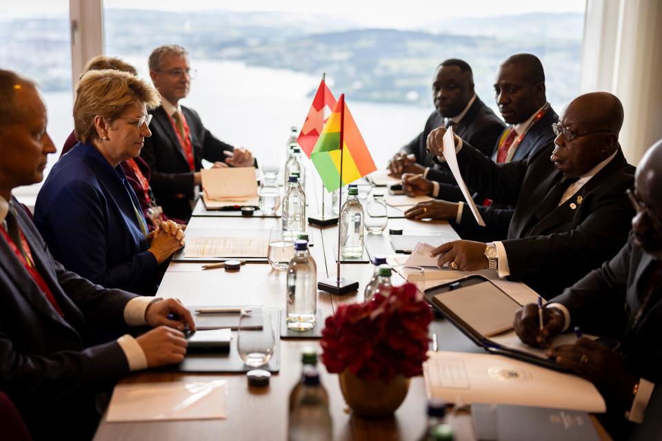 Ghanas Präsident Nana Akufo-Addo bei einer Sitzung mit Bundespräsidentin Amherd