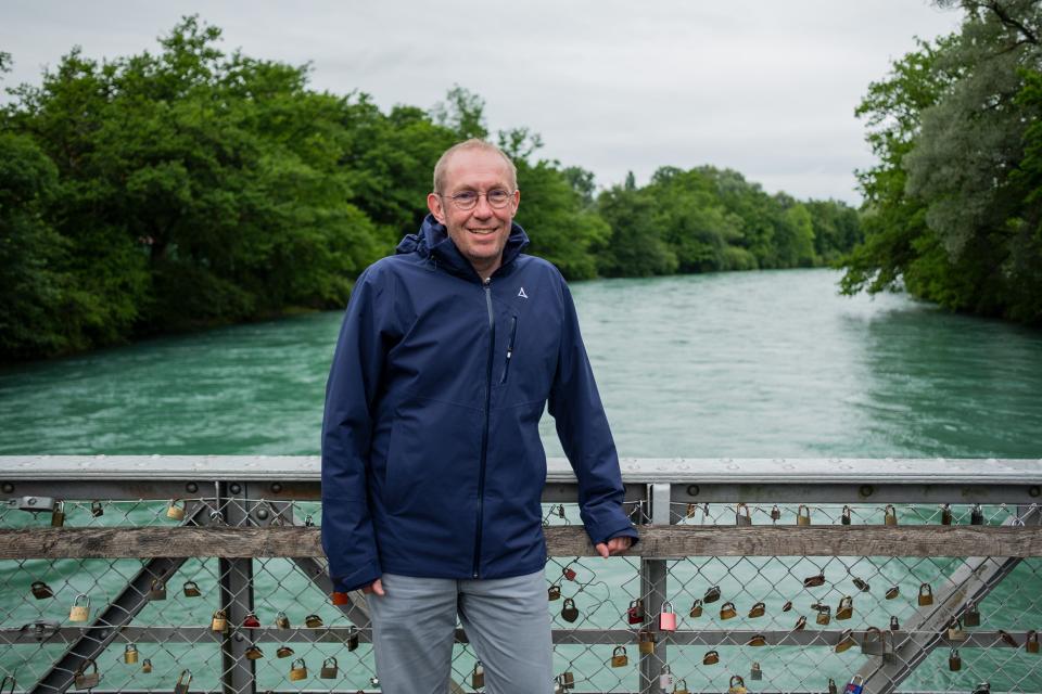 Hydrologe Bernhard Wehren auf dem Schönausteg in Bern