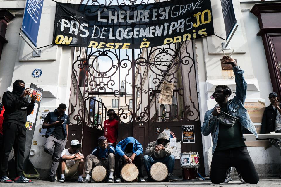 Transparent an einem von unbegleiteten minderjährigen Asylsuchenden besetzten Haus im 11. Arrondissement von Paris