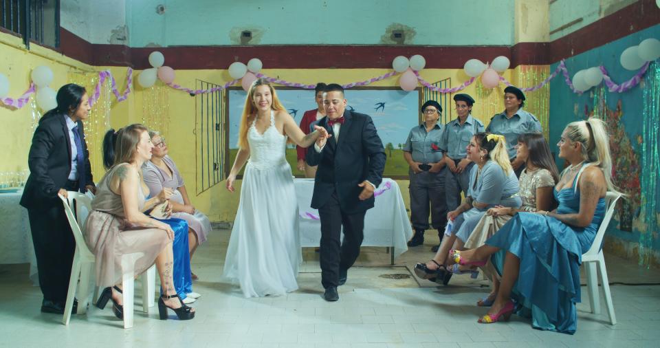 Filmstil aus «Reas»: Hochzeit in einem Gefängnis
