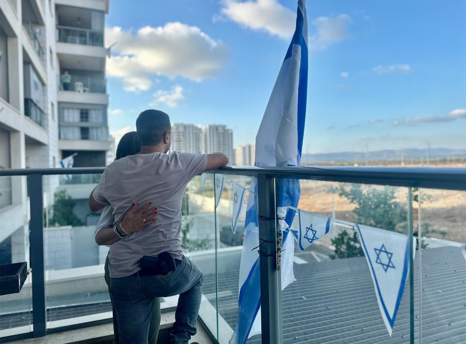 Moran und Idan Cohen stehen auf ihrem Balkon, von wo aus der Libanon zu sehen ist