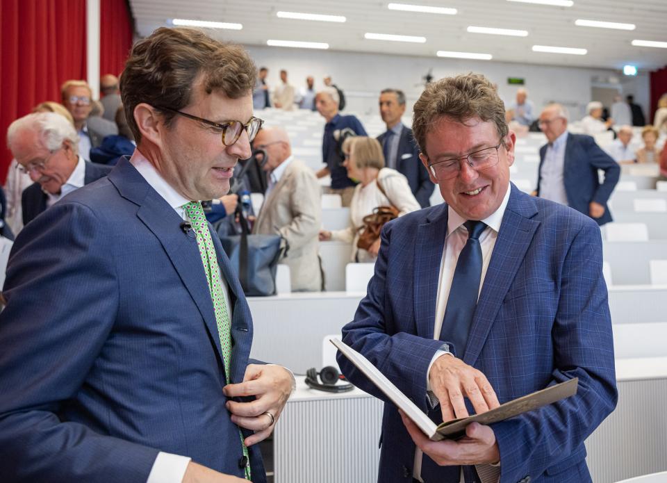 Foto von IWP-Direktor Christoph Schaltegger und Medienminister Albert Rösti