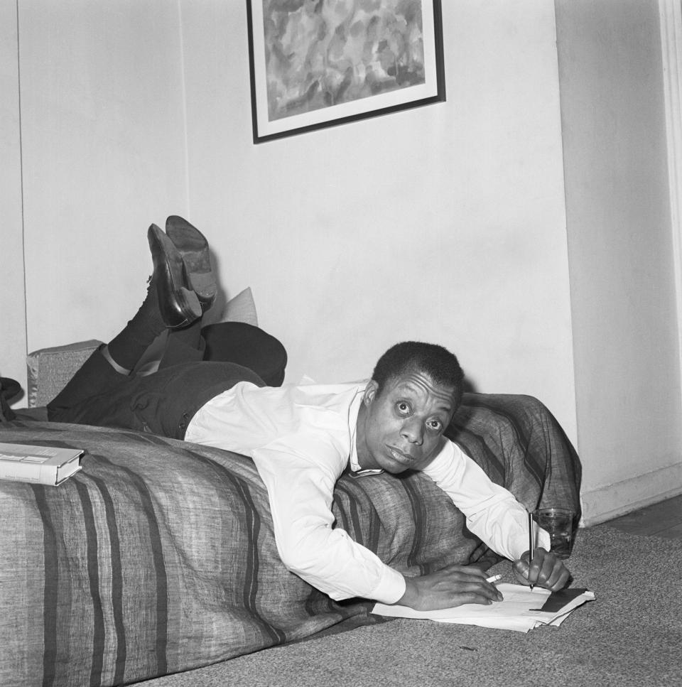 Foto von James Baldwin 1963 in seiner Wohnung in New York