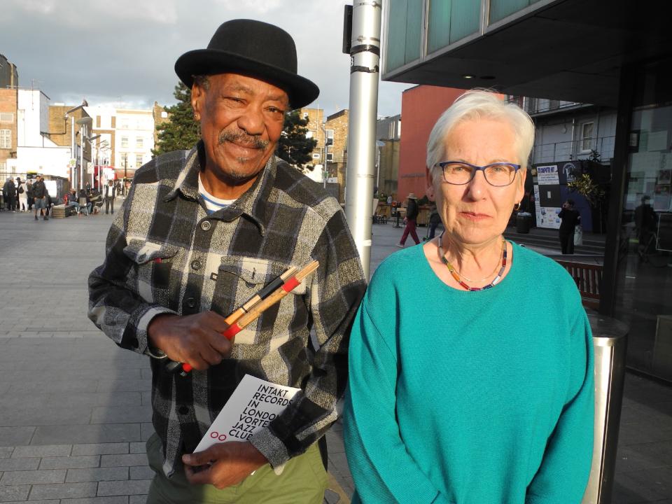 Irène Schweizer mit dem südafrikanischen Drummer Louis Moholo, 2017 in London