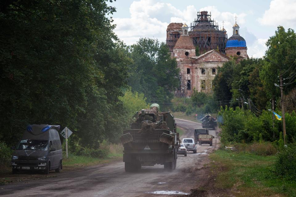 Militärfahrzeuge in der nordostukrainischen Region Sumy