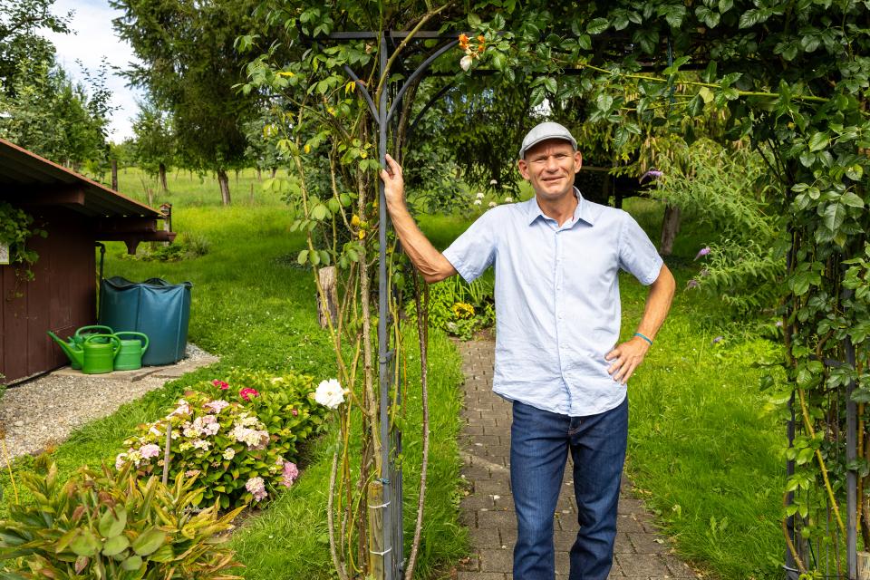 Thomas Burri in seinem Garten