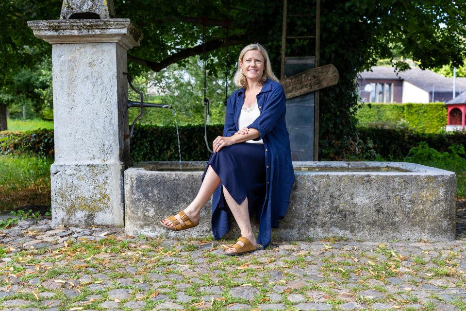 Nationalrätin Florence Brenzikofer am Dorfbrunnen