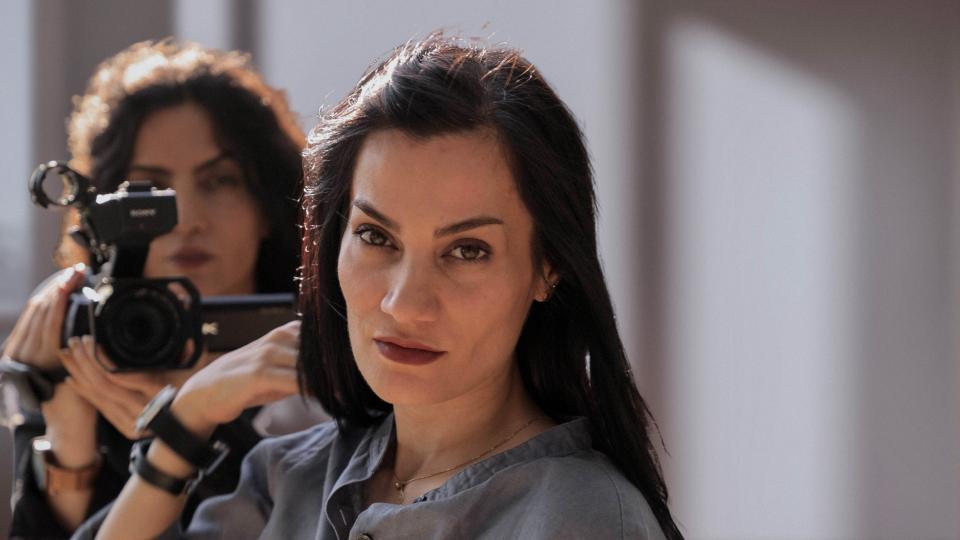 Filmstill aus «A Sisters’ Tale»: Leila Amini folgt ihrer Schwester Nasreen mit der Kamera