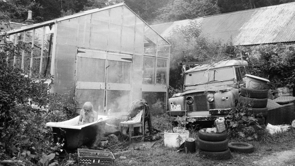 Still aus dem Dokfilm «Bogancloch»: ein Mann sitzt in einer Badewanne im Freien