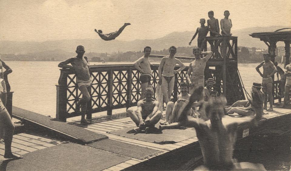 Historisches Foto von Besuchern des Männerbad am Zürcher Bürkliplatz