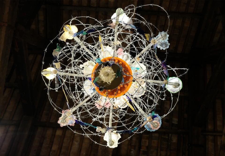 Kronleuchter von Gülsün Karamustafa aus Muranoglas und Stacheldraht