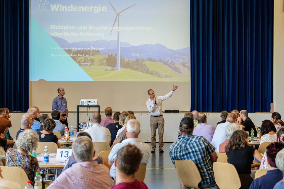 Baudirektor Martin Neukom an einer Feedbackveranstaltung für Windenergie