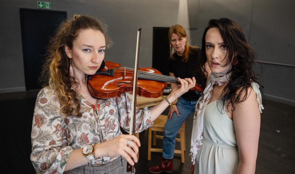 Yulianna Khomenko und Lubna Abou Kheir mit Regisseurin Ursina Greuel im Sogar-Theater