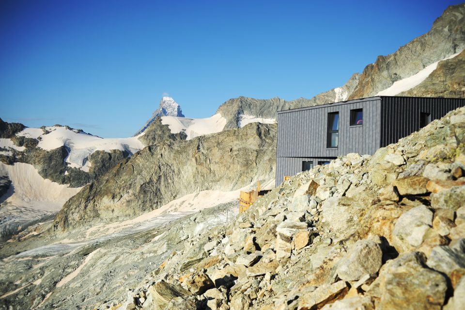die neue Rothornhütte, im Hintergrund Gebirgslandschaft