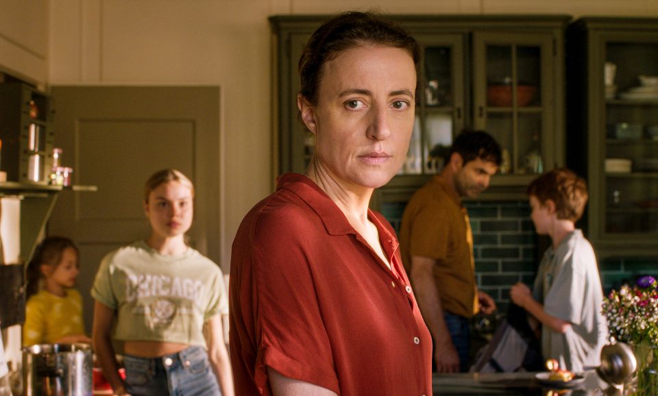 Filmstill aus «Der Spatz im Kamin»: Karen (Maren Eggert) und ihre Familie in der Küche