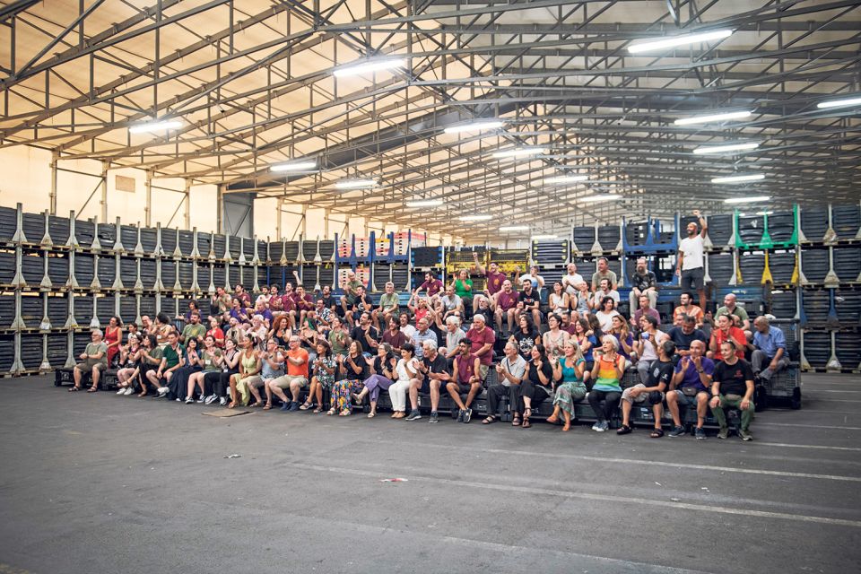 die Belegschaft der ehemaligen GKN-Fabrik bei einer Versammlung im Sommer 2023