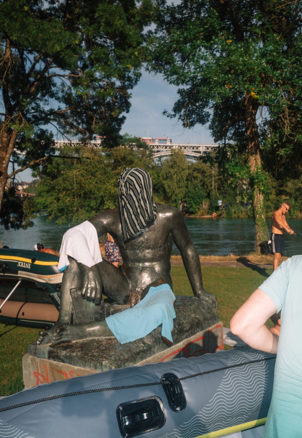 die Statue im Dalmazimätteli mit Badtüchern behängt