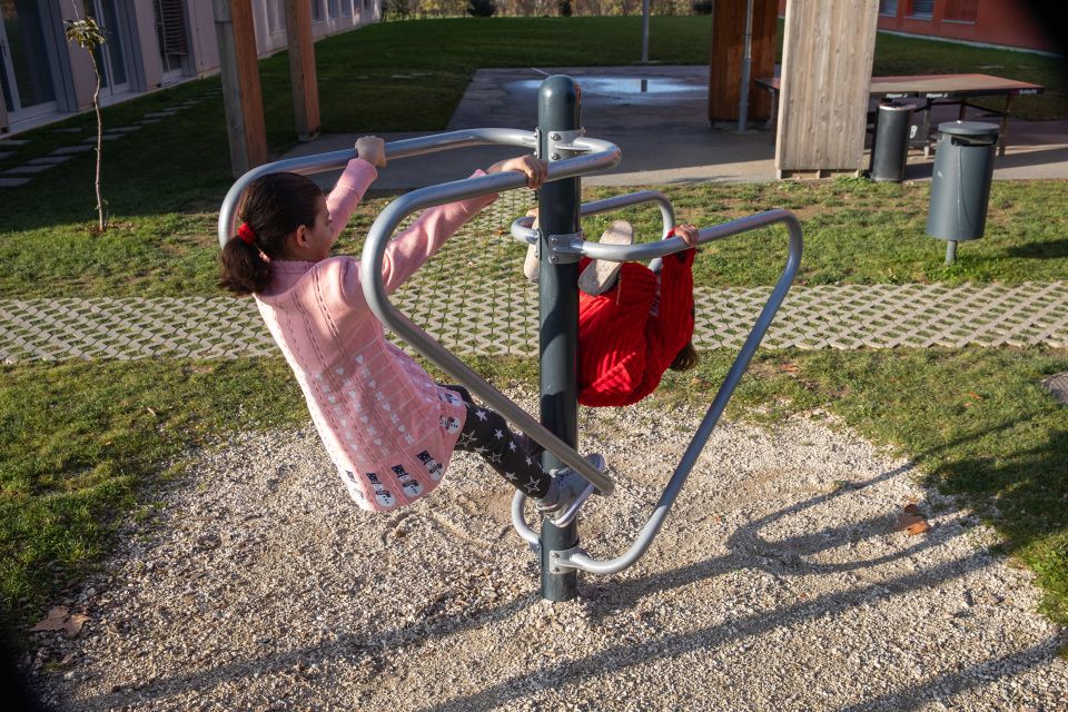 afghanische Mädchen spielen auf dem Areal der Asylunterkunft in Thônex GE