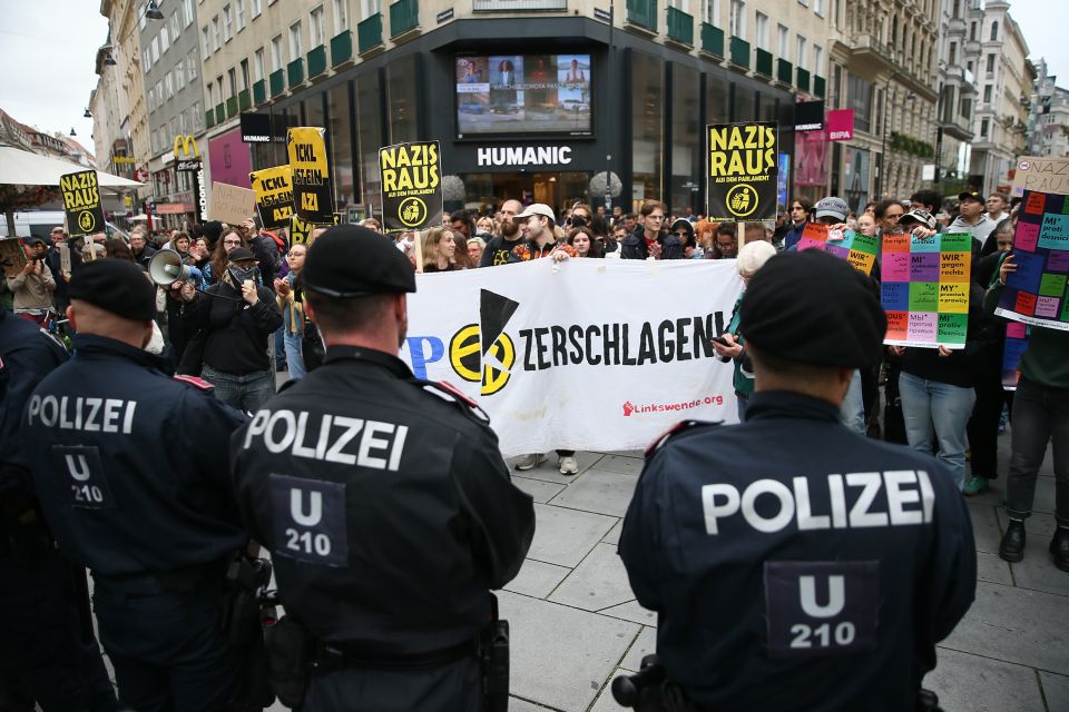 Demonstrant:innen protestieren gegen die letzte Wahlkampfveranstaltung der FPÖ am Freitag in Wien