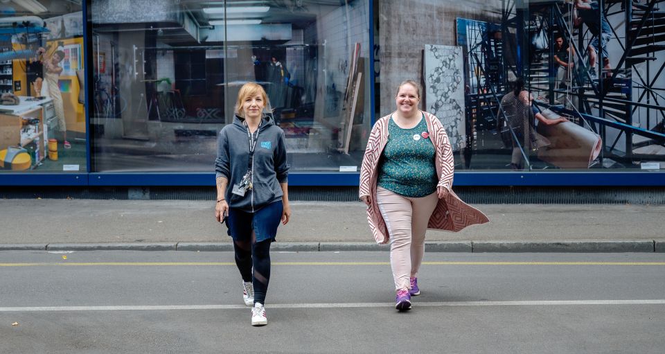 Maskenbildnerin Susi Tenner und Herrenschneiderin Isabelle Wunderlin vor der Theaterwerkstatt in Basel
