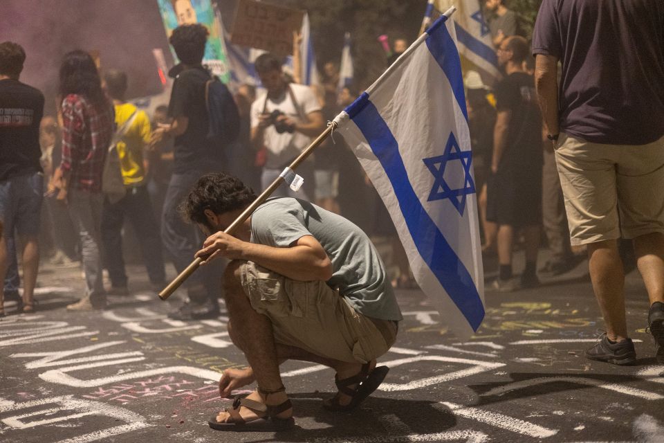 ein Demo-Teilnehmer mit Israel-Flagge an der Demonstration vom 2. September