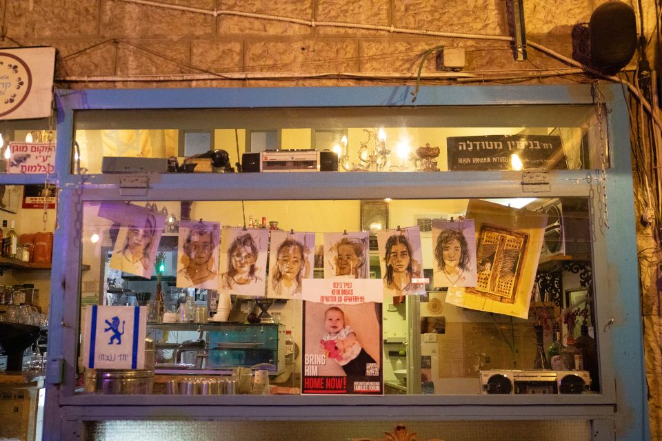 im Schaufenster eines Cafés nahe Derech Az hängen Portraitzeichnungen von toten und verschleppten Personen