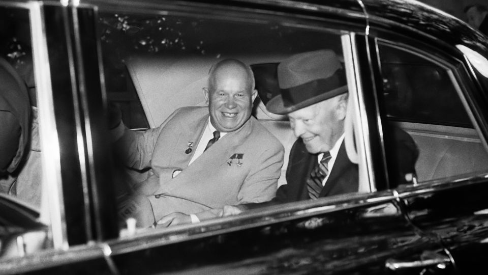 der sowjetische Regierungschef Nikita Chruschtschow sitzt zusammen mit US-Präsident Dwight D. Eisenhower in einem Auto
