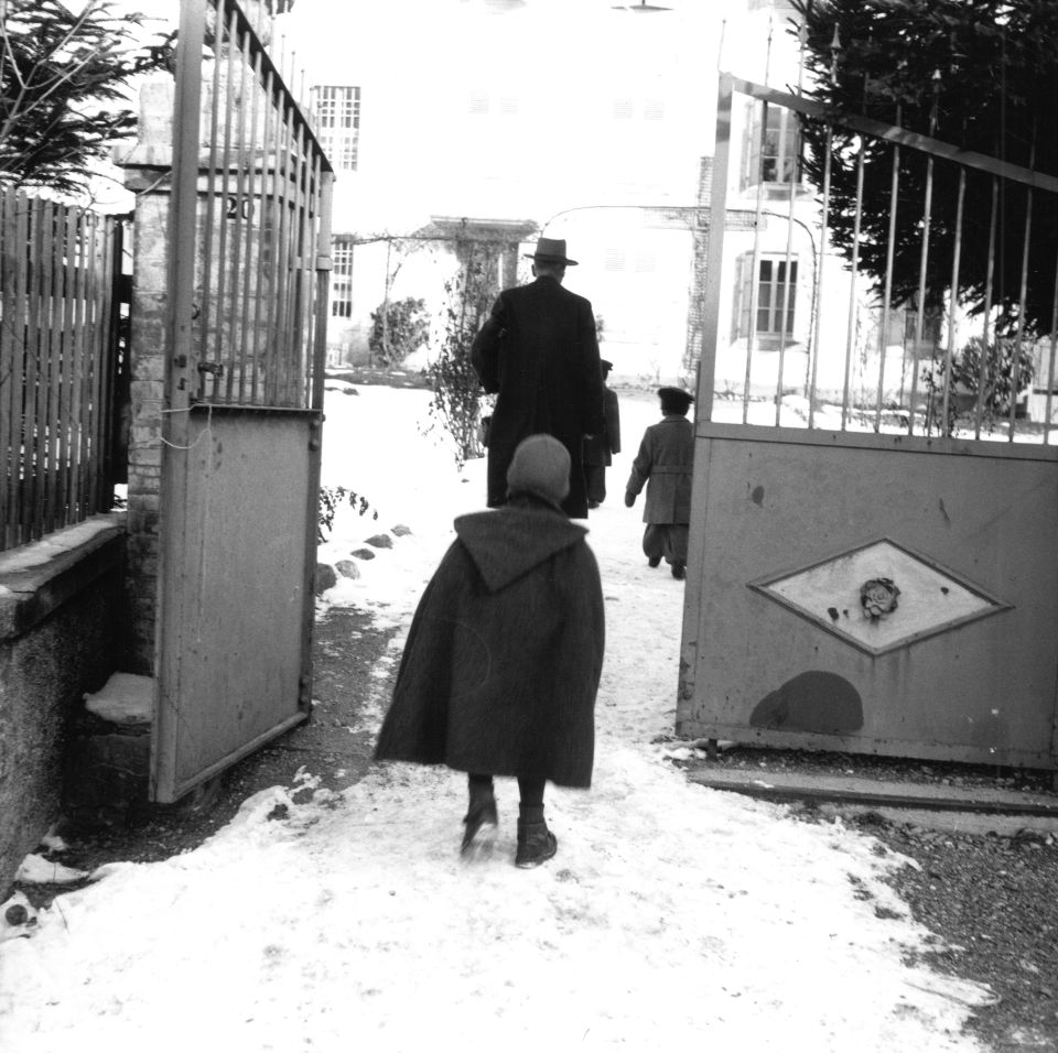 Pro-Juventute-Leiter Alfred Siegfried mit jenischen Kindern, 1953