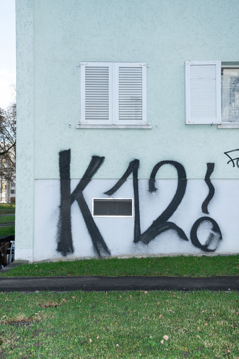 Graffiti «K 12» an einer Hauswand