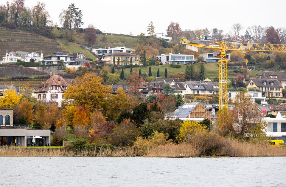 Blick vom Zürichsee auf den Kempratner Villenhügel vor den Toren von Rapperswil