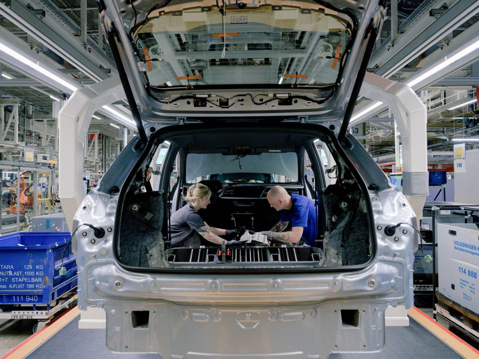 Arbeiter:innen bei der Montage von E-Autos im VW-Werk in Zwickau