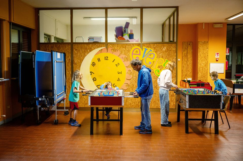 Kinder und Erwachsene spielen im Freizeitraum in Varallo