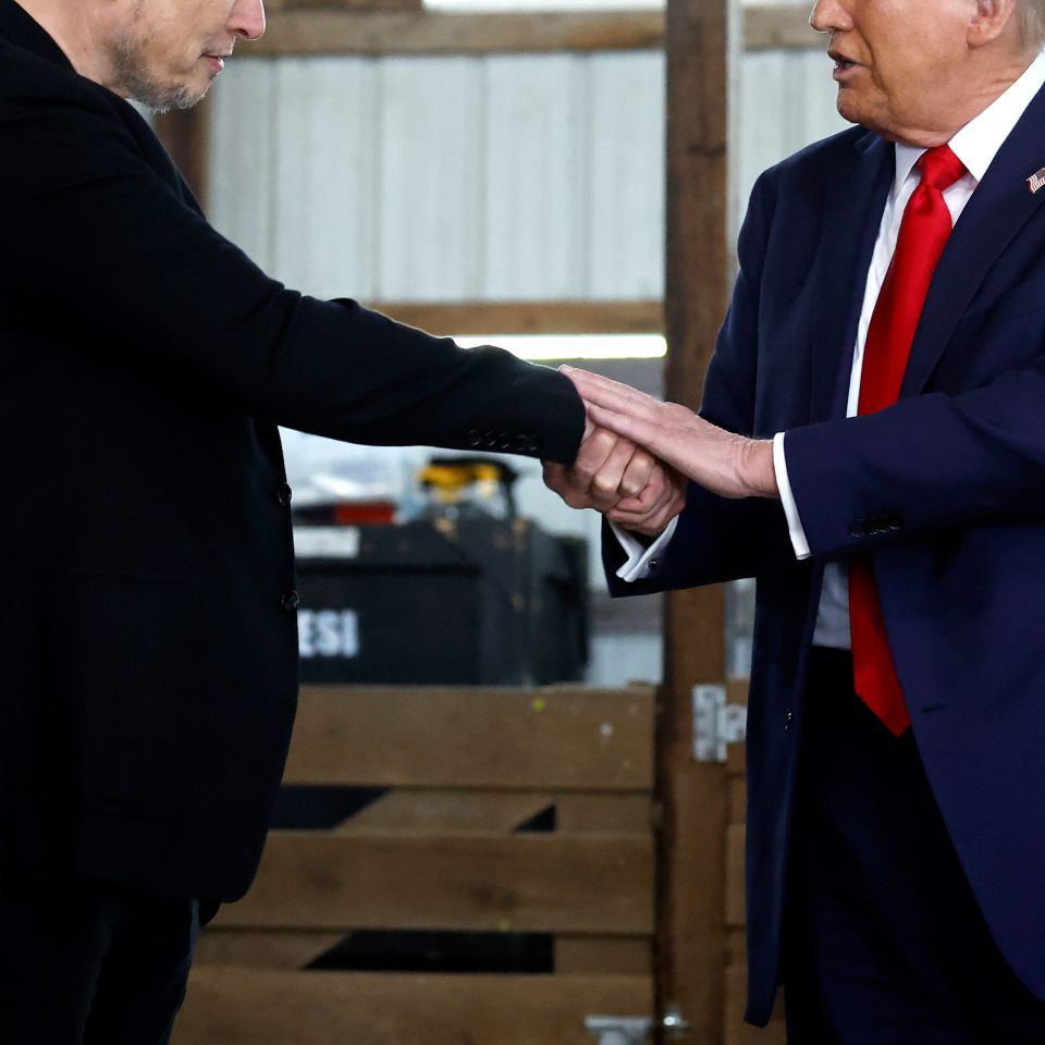 Elon Musk und Donald Trump geben sich die Hände