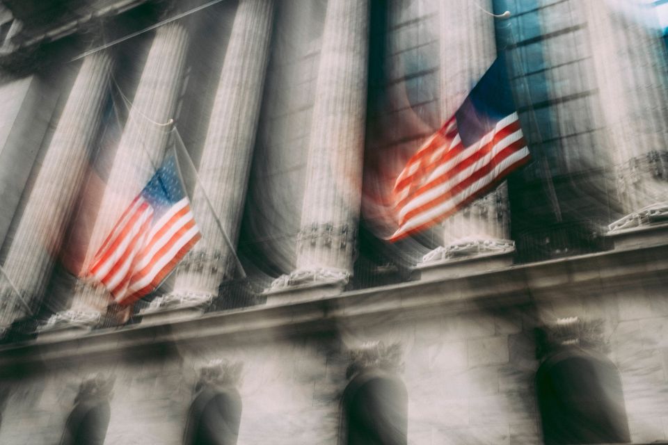 wehende amerikanische Fahnen am Gebäude der Wall Street Börse