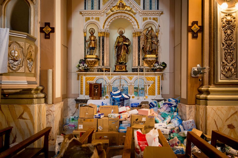 Hilfslieferungen in der Kirche San Miguel Arcángel in Catarroja