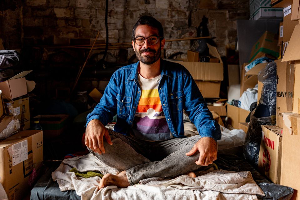 Mario Torre Valero sitzt auf einem improvisierten Bett zwischen Schachteln