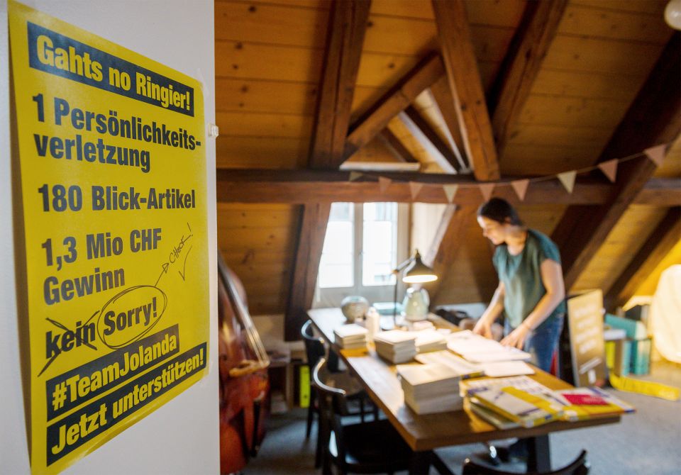 Plakat zuhause bei Jolanda Spiess-Hegglin: Gahts no Ringier! / 1 Persönlichkeitsverletzung / 180 Blick-Artikel / 1,3 Mio CHF Gewinn / Kein Sorry! / #TeamJolanda / Jetzt unterstützen!