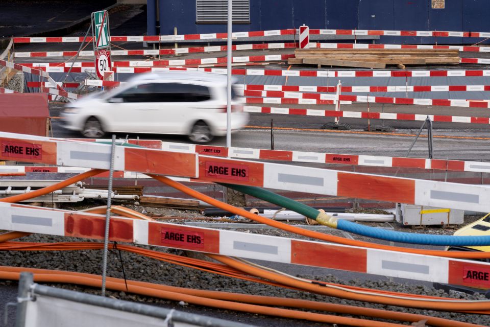 Symbolbild: Strassenbaustelle mit Abschrankungen