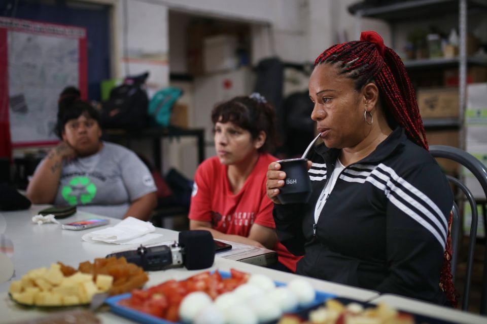 Liliana Cubilla von der Organisation Corriente Villera Independiente mit weiteren Frauen