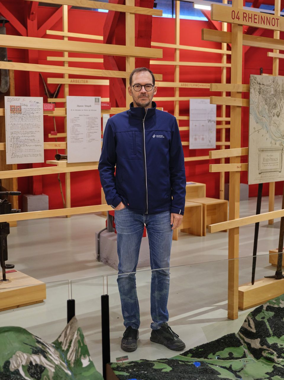 Bauingenieur Markus Mähr steht in einer Ausstellung zur Rheinregulierung