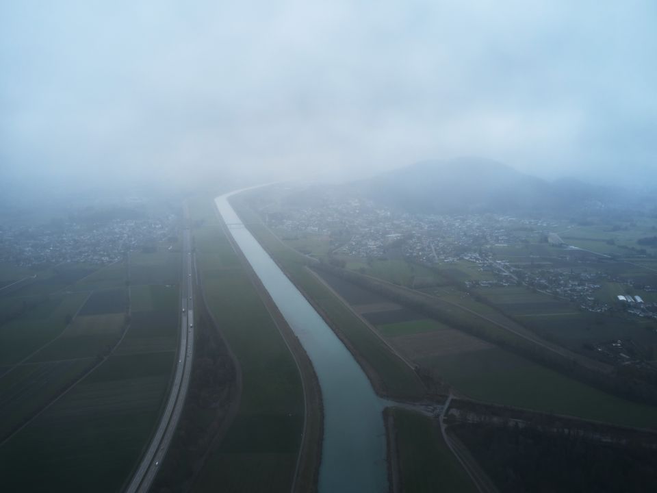 Luftaufnahme des Rhein im St. Galler Rheintal