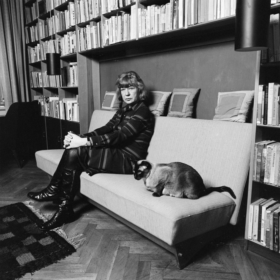 Tove Ditlevsen sitzt mit ihrer Katze auf dem Sofa