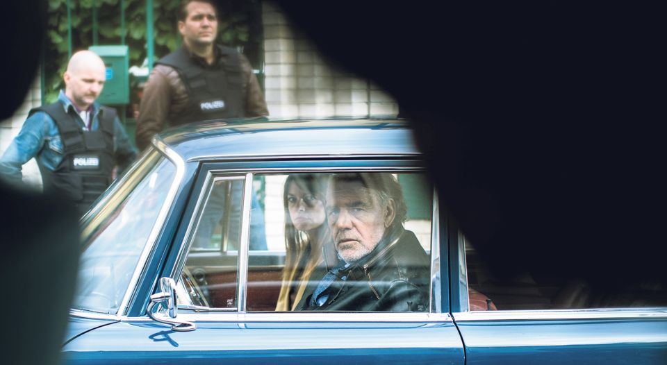 Filmstill: Christian Kohlund als Thomas Borchert und Ina Paule Klink als Dominique Kuster im «Zürich-Krimi»