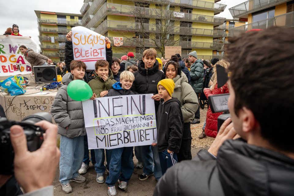 Kinder mit Schildern an der Kundgebung vor den Zürcher Sugus-Häusern am Sonntag