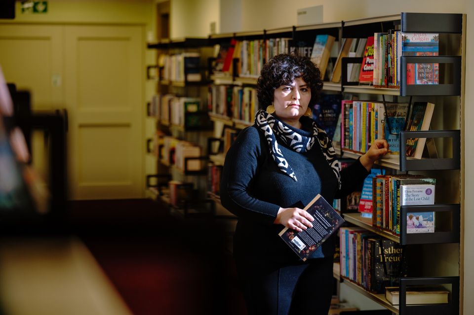 Sahar Tavakoli in der Stadt-Bibliothek Baden