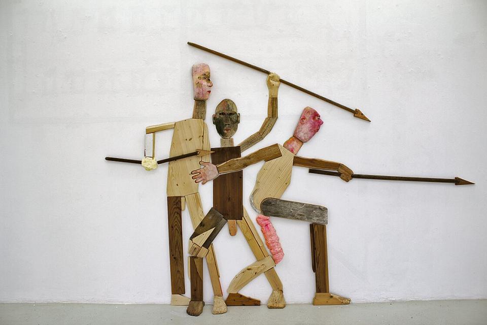 Lucas Oertel, die Jäger, 2019, Holz, Bauschaum, Tempera, Glasaugen, 190 × 250 × 10 cm