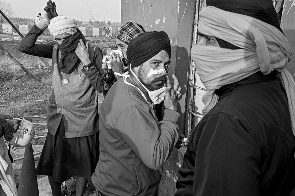 protestierende Bauern vermummen sich auf dem Weg nach Delhi, 21. Februar 2024