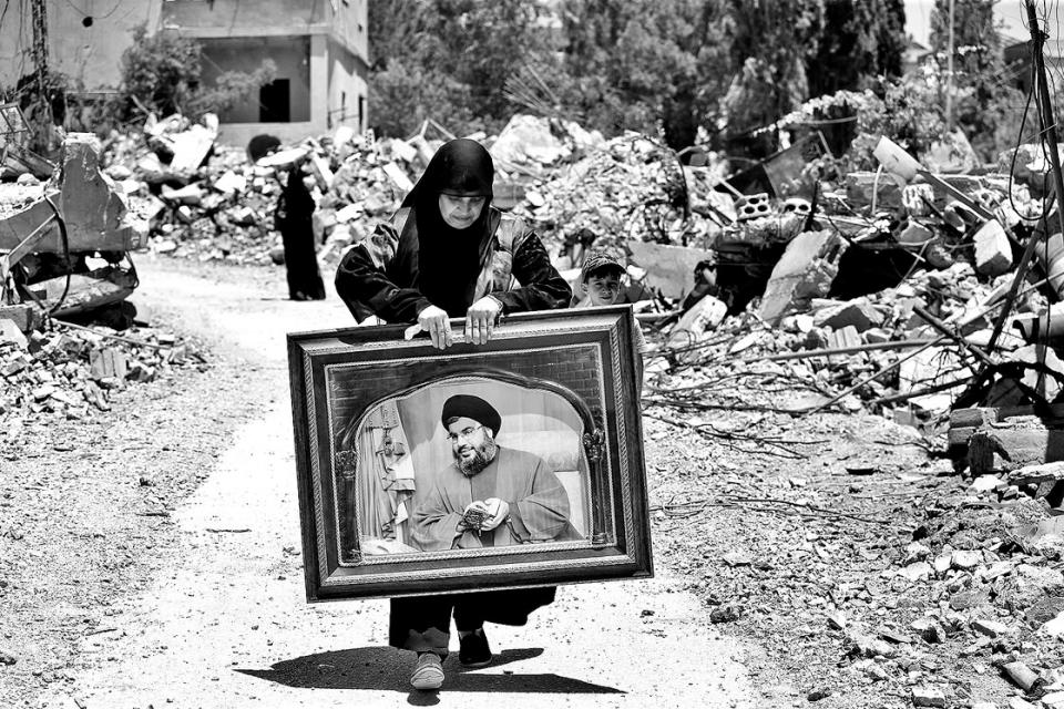 Aita asch-Scha‘b, 29. Juni 2024: Überlebende mit Nasrallah-Porträt nach israelischem Luftangriff
